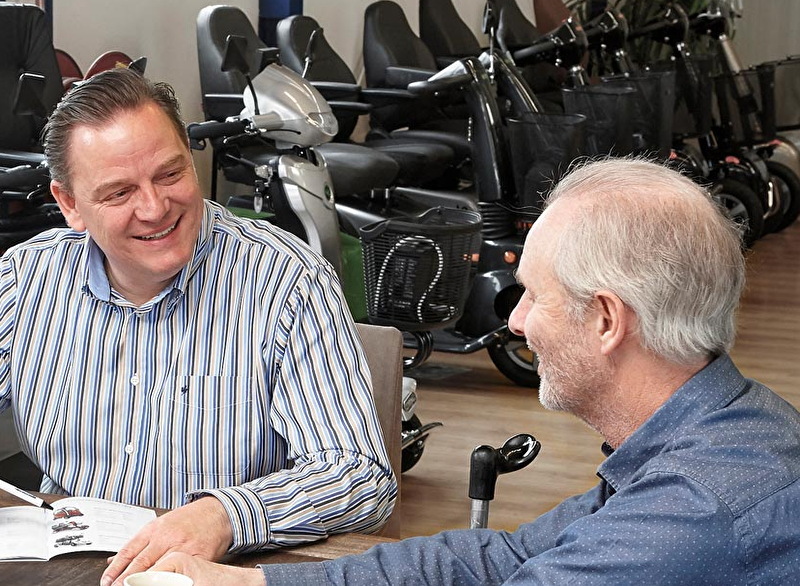 klantgesprek scootmobielspecialist winkel