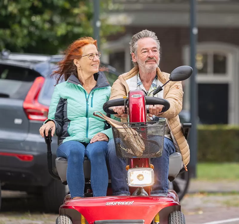 Samen in de scootmobiel