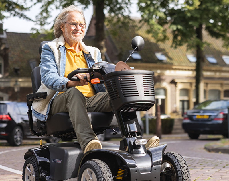 Scootmobiel op de stoep