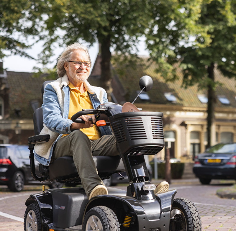 Scootmobiel op de stoep