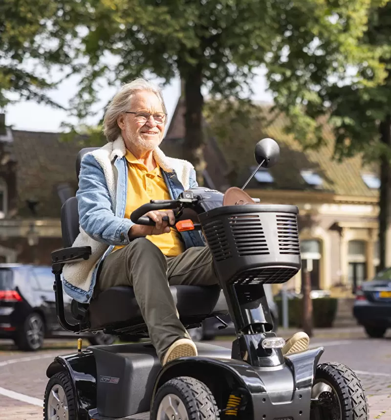 Scootmobiel op de stoep