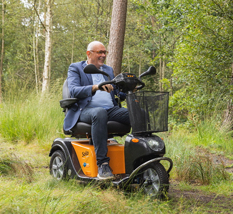 Scootmobiel in het bos