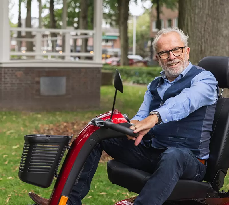Scootmobiel in het park