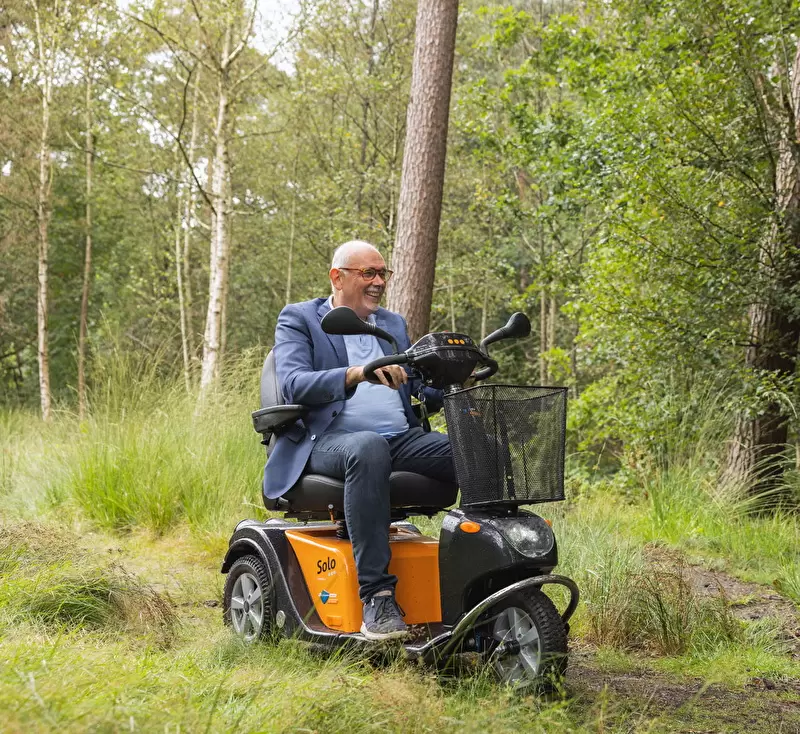 Scootmobiel in het bos