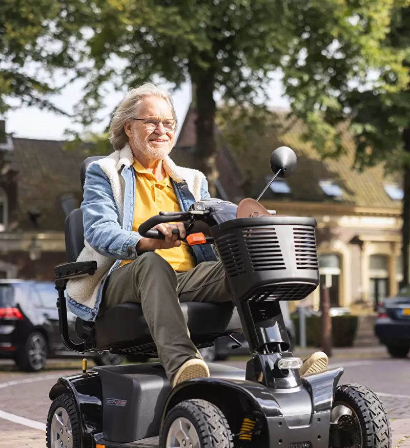 Scootmobiel op de stoep