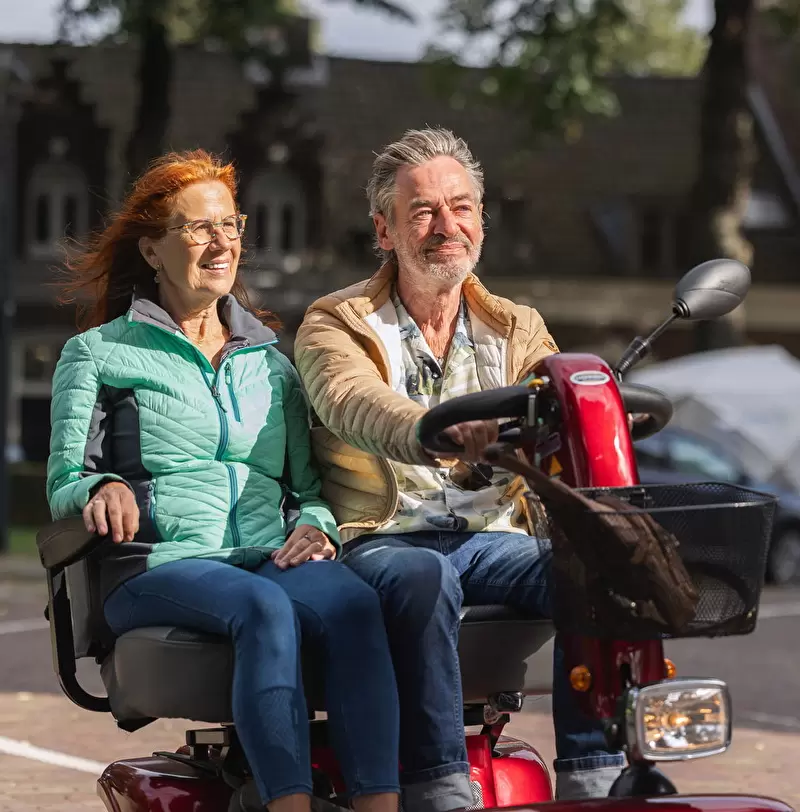 Samen in de scootmobiel