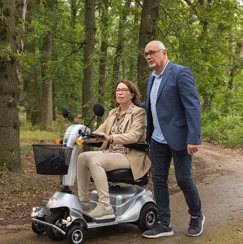 Scootmobiel samen in het bos