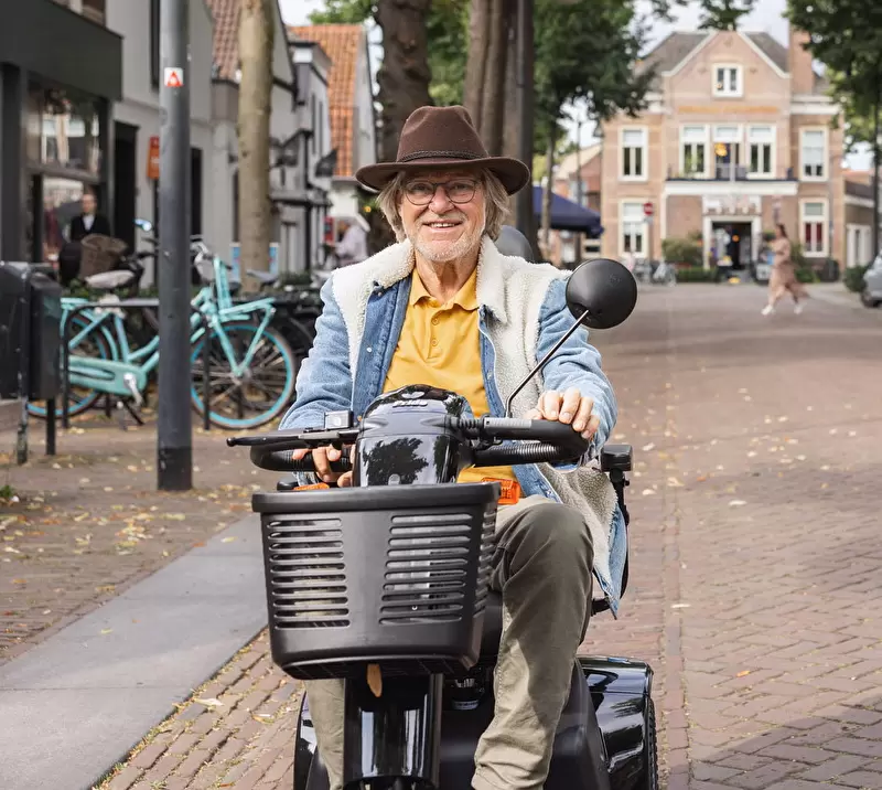 Scootmobiel in dorp