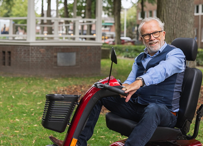 Scootmobiel in het park