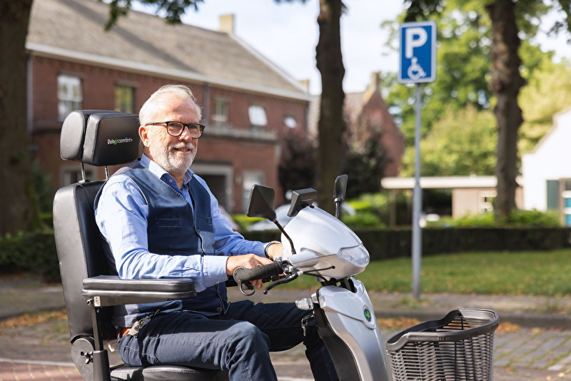 Scootmobiel in straat