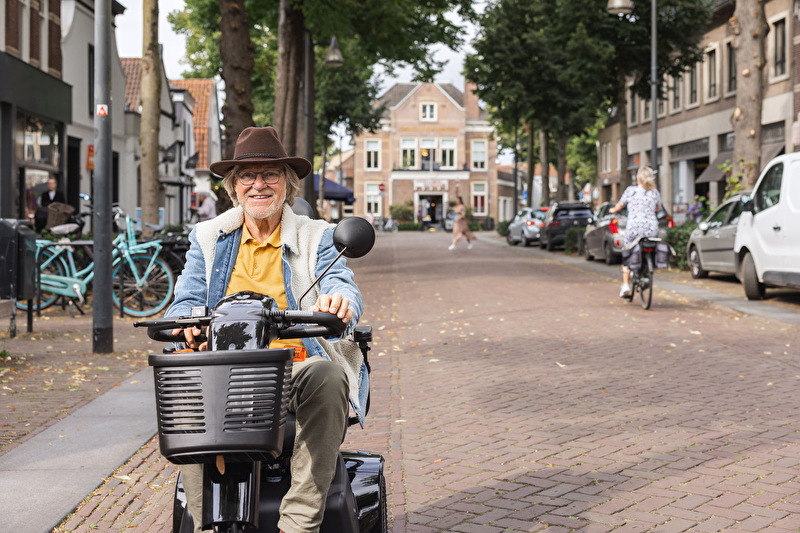 Scootmobiel in dorp