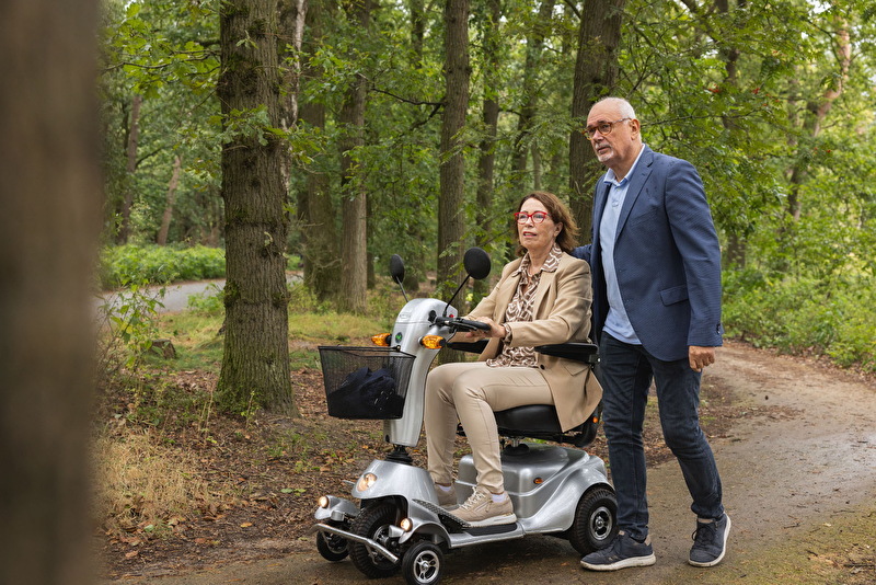 Scootmobiel samen in het bos