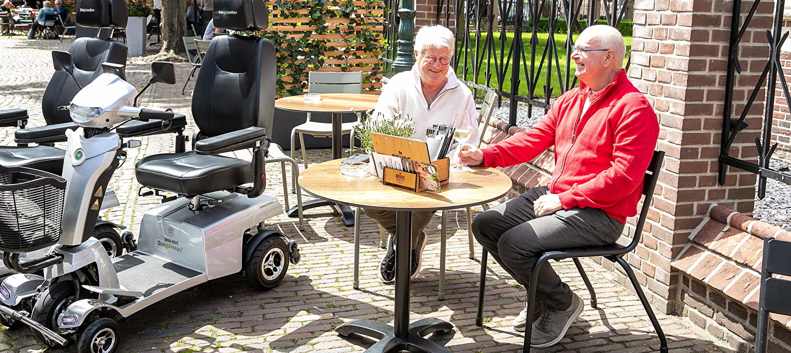 terrasje met scootmobiel